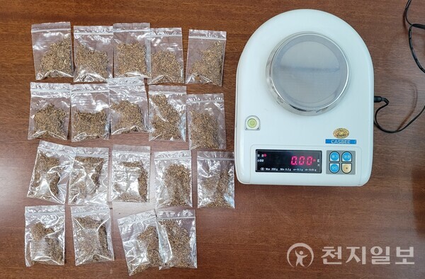 광주경찰청이 압수한 피의자 차량에서 발견된 합성 대마. (제공: 광주경찰청) ⓒ천지일보 2023.04.24.
