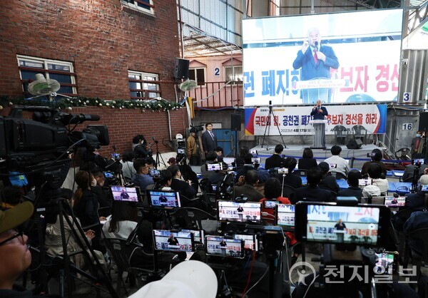 [천지일보=남승우 기자] 전광훈 목사가 지난 17일 서울 성북구 사랑제일교회에서 열린 ‘국민의힘, 공천권 폐지하고 후보자 경선을 하라’ 긴급기자회견에서 발언하고 있는 모습. ⓒ천지일보 2023.04.17.