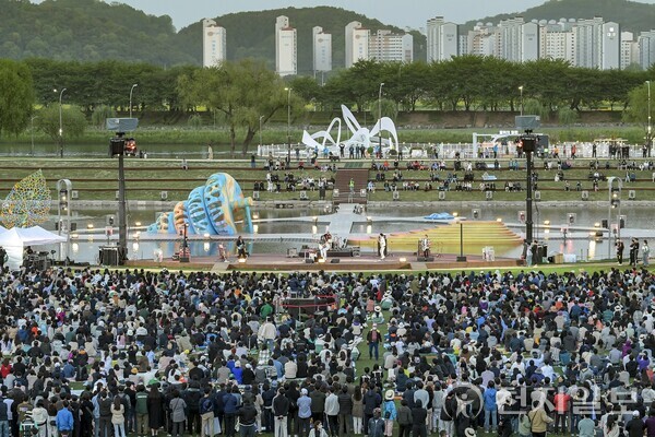 지난 22일 오천그린광장에서 개최된 YB콘서트를 관람하는 사람들. (제공: 순천시) ⓒ천지일보 2023.04.24.