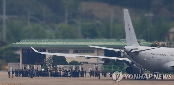 군벌 간 무력 분쟁을 피해 수단을 탈출한 교민 28명이 25일 오후 서울공항에서 우리 공군의 KC-330 ‘시그너스’ 다목적 공중급유기 편으로 입국해 기체에서 내려 기념촬영을 하고 있다. (출처: 연합뉴스)