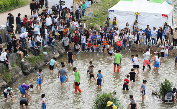 담양의 대표 축제인 대나무축제가 코로나19 이후 4년 만에 개최된다. 사진은 대나무 축제 현장에서 대소쿠리를 이용해 물고기 잡는 체험을 하는 어린이들 모습. (제공: 담양군) ⓒ천지일보 2023.04.25.