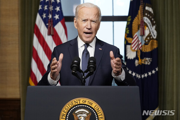 [AP/뉴시스] 조 바이든 대통령이 취임 3개월 뒤인 2021년 4월 백악관 트리티룸에서 연설하고 있다.