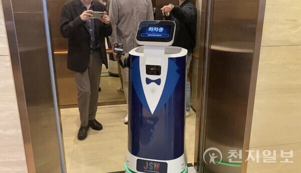 [천지일보 제주=손지하 기자] 배송로봇이 호텔 엘리베이터에서 내리고 있다. ⓒ천지일보 2023.04.26.