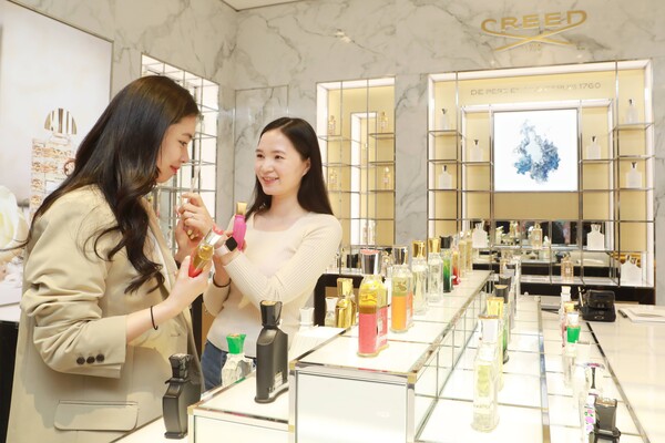 롯데백화점 본점 지하1층 크리드 매장에서 향수를 시향하는 고객들. (제공: 롯데백화점)