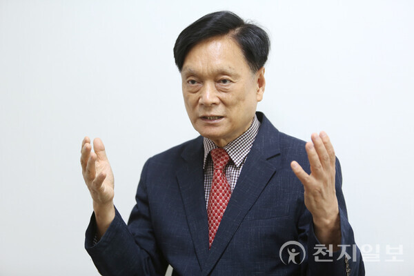 [천지일보=강은영 기자] 박광수 한국과학기술원(KAIST) 자문위원은 최근 본지와의 인터뷰에서 국내 스타트업이 제품의 ‘상용화’를 위해 다양한 전략을 짜야 한다고 조언했다. 박 위원은 40년간 삼성전자와 LG전자, 현대전자 등을 거치며 경험과 노하우를 쌓았다. 사진은 본지와 인터뷰하는 박 위원의 모습. ⓒ천지일보 2023.04.28.