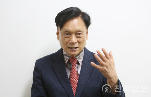 [천지일보=강은영 기자] 박광수 한국과학기술원(KAIST) 자문위원은 최근 본지와의 인터뷰에서 국내 스타트업이 제품의 ‘상용화’를 위해 다양한 전략을 짜야 한다고 조언했다. 사진은 본지와 인터뷰하는 박 위원의 모습. ⓒ천지일보 2023.04.28.