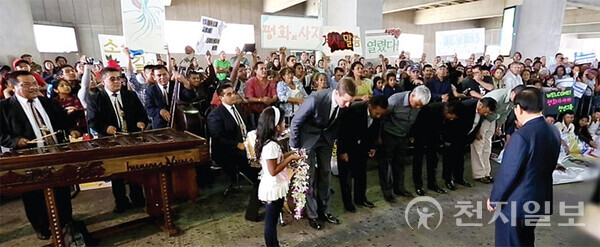 2014년 4월 7일 과테말라 라오로라 국제공항에 도착한 이만희 HWPL 대표(오른쪽)와 평화사절단을 환영하는 인파들이 과테말라 전통 악기를 연주하며 맞이하고 있다. (제공:HWPL) ⓒ천지일보 2023.04.28.