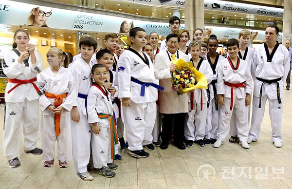 2015년 12월 1일 이스라엘 벤구리온 국제공항에는 평화사절단을 환대하는 이스라엘 사람들로 가득했다. 사람들과 함께 이 대표를 마중나온 흰 나귀(왼쪽)와 태권도 공연을 펼치는 어린이들. (제공:HWPL)ⓒ천지일보 2023.04.28.