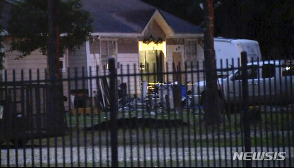 텍사스주 클리블랜드의 주택가 총기난사 사건 현장인 피해자 가족의 집에 29일(현지시간) 경찰이 도착해 5명의 시신을 수습했다. (AP/뉴시스)