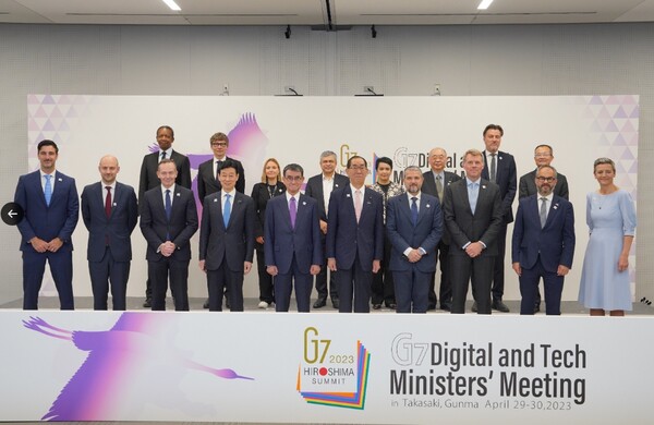29~30일 일본 군마현 다카사키시에서 열린 G7 디지털 및 기술장관 회담 전 기념사진을 찍는 장관들. (출처: 일본 경제산업성 트위터 캡처)