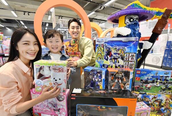 모델들이 ‘홈플러스 메가푸드마켓’ 강서점에서 ‘Toy Adventure Land 어린이날 완구 대전’ 상품을 선보이고 있다. (제공: 홈플러스)