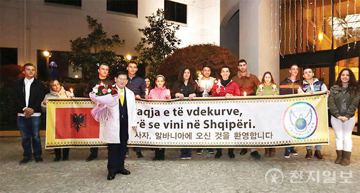 2015년 12월 5일 알바니아 너너테레사 티라나 국제공항에서 이 대표. 당시 알바니아 대통령은 평화사절단을 영접하도록 대통령실의 비서를 보냈다. (제공: HWPL) ⓒ천지일보 2023.05.01.