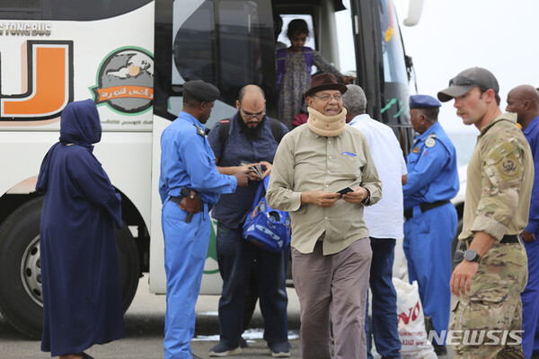 [AP/뉴시스] 수단 수도 등에서 군부간 전투를 피해 북부 홍해변의 포트 수단까지 피난해온 미국 국적자들이 4월30일 버스에서 내리고 있다. 수도에서 이곳까지 800킬로가 넘으며 미군의 도움으로 배를 타고 건너편 사우디 제다로 탈출하려고 한다.
