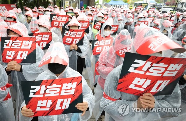 지난달 25일 오후 서울 여의도 국회 앞에서 열린 간호법 저지 전국간호조무사 대표자 연가투쟁에서 참가자들이 피켓을 들고 있다. (출처: 연합뉴스)