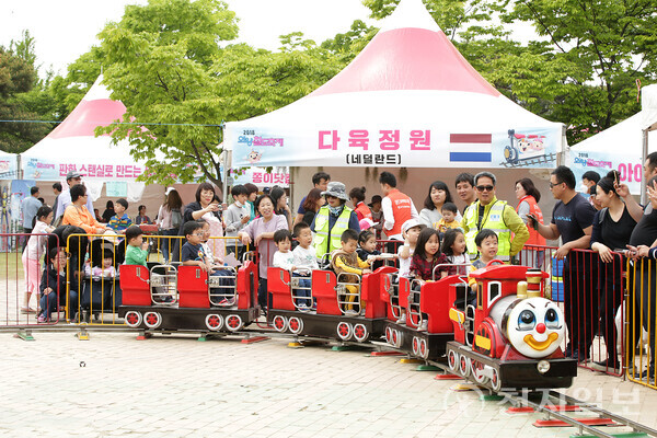 경기도 의왕시가 어린이 날인 5일과 6일 이틀에 걸쳐 의왕철도축제를 개최한다. 사진은 관광객들이 열차를를 타고 있는 모습. (제공: 의왕시) ⓒ천지일보 2023.05.02.