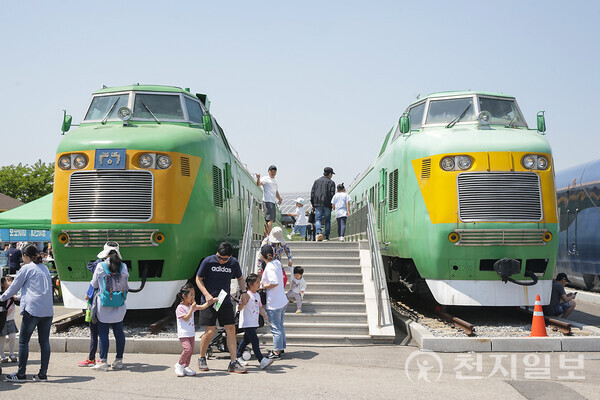 경기도 의왕시가 어린이 날인 5일과 6일 이틀에 걸쳐 의왕철도축제를 개최한다. 사진은 관광객들이 철도박물관을 관람하는 모습. (제공: 의왕시) ⓒ천지일보 2023.05.02.