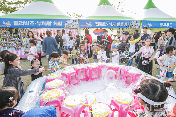 경기도 의왕시가 어린이 날인 5일과 6일 이틀에 걸쳐 의왕철도축제를 개최한다. 사진은 관광객들이 각종 부스를 체험하고 있는 모습. (제공: 의왕시) ⓒ천지일보 2023.05.02.