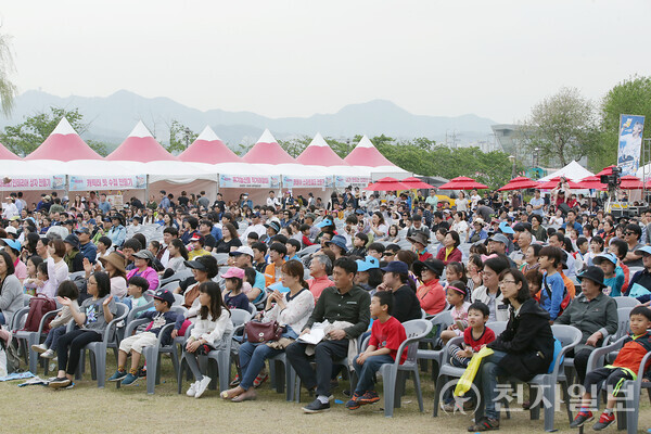 경기도 의왕시가 어린이 날인 5일과 6일 이틀에 걸쳐 의왕철도축제를 개최한다. 사진은 관광객들이 축제를 즐기고 있는 모습. (제공: 의왕시)ⓒ천지일보 2023.05.02.
