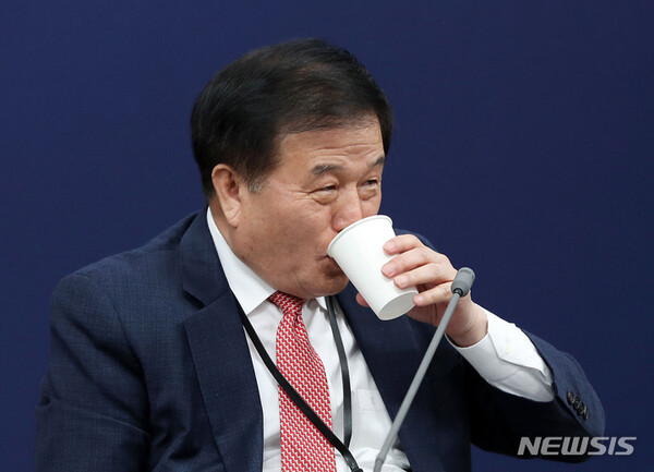이진복 정무수석이 2일 오전 서울 용산 대통령실 청사에서 열린 현안 관련 브리핑에 앞서 물을 마시고 있다. 2023.05.02. (출처: 뉴시스)