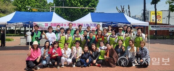 청주시여성단체협의회와 한국지역난방공사 관계자들이 2일 봉사 기념촬영을 하고 있다. (청주시여성단체협의회 제공)