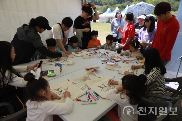 진도군이 5월 3일 진도개의 날을 맞아 ‘2023 대한민국 진도개 페스티벌’을 개최한다. 사진은 지난 행사에서 아이들이 가방에 그림을 그리고 있는 모습. (제공: 진도군) ⓒ천지일보 2023.05.02.