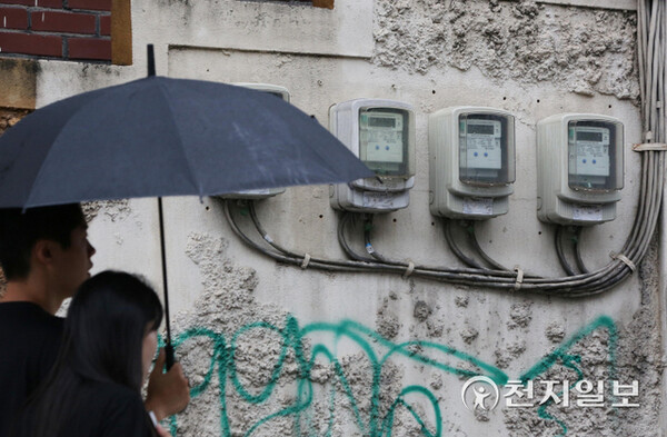 [천지일보=남승우 기자] 27일 오후 서울 시내의 주택가에 설치된 전기계량기 앞으로 시민들이 지나가고 있다. ⓒ천지일보DB