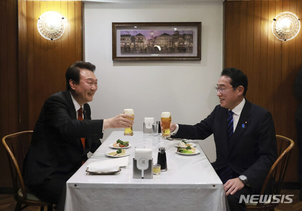 윤석열 대통령(왼쪽)과 기시다 후미오 일본 총리가 지난 3월16일 도쿄 긴자 지역에 있는 렌가테이 식당에서 친교의 시간을 가지며 생맥주로 건배하고 있다. (AP/뉴시스)
