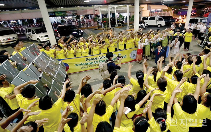 2016년 1월 23일 필리핀 마닐라 니노이 아키노 국제공항에서 필리핀 국민들이 이만희 HWPL 대표를 환영하고 있다. 필리핀은 HWPL 평화사절단의 최다 방문지이며, 2014년 1월 24일 이 대표의 중재로 필리핀 민다나오섬에서 40년간 이어졌던 가톨릭교와 이슬람교의 유혈분쟁을 종식 짓는 민간 평화협정이 체결됐다. (제공: HWPL) ⓒ천지일보 2023.05.03.