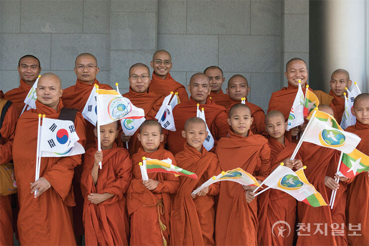 2018년 2월 1일 미얀마 양곤 롯데호텔 앞에 이만희 대표를 환영하러 나온 미얀마의 종교인과 여성, 청년들이 줄지어 있다. (제공: HWPL) ⓒ천지일보 2023.05.03.