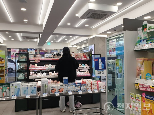 [천지일보=황해연 기자] 12일 대학가에 위치한 CJ올리브영(올리브영) 매장에서 고객이 화장품을 둘러보고 있다. ⓒ천지일보 2023.03.12.