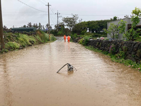4일 오전 제주 애월읍 신엄리의 한 도로가 폭우에 의해 침수돼 소방당국이 조치에 나서고 있다. (출처: 뉴시스)