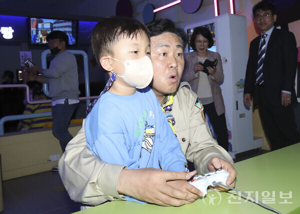 김관영 전북지사가 5일 어린이창의체험관에서 아이와 함께 체험프로그램을 하고 있다. (제공: 전북도청) ⓒ천지일보 2023.05.05.