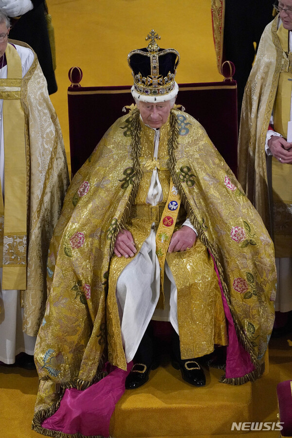6일(현지시간) 영국 런던 웨스트민스터 사원에서 열린 대관식에서 찰스 3세 국왕이 왕관을 쓰고 있다. (출처: 뉴시스)