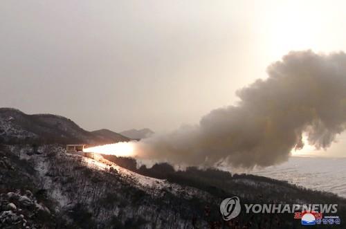 2022년 12월 15일 북한 서해위성발사장서 대출력 고체발동기 시험이 진행되는 모습. (출처: 연합뉴스)