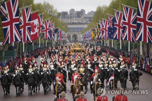 6일 찰스 3세 영국 국왕과 카밀라 왕비의 대관식이 끝난 후 왕의 행렬이 버킹엄 궁으로 되돌아가고 있다. (AP/연합뉴스)