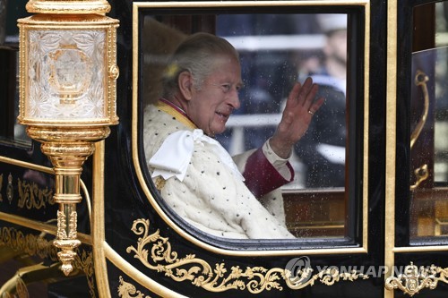 찰스 3세 영국 국왕이 6일 대관식에서 어머니인 엘리자베스 2세 여왕의 통치 60주년을 기념하기 위해 2012년 만든 다이아몬드 주빌리 마차를 타고 행진하고 있다. (AP/연합뉴스)