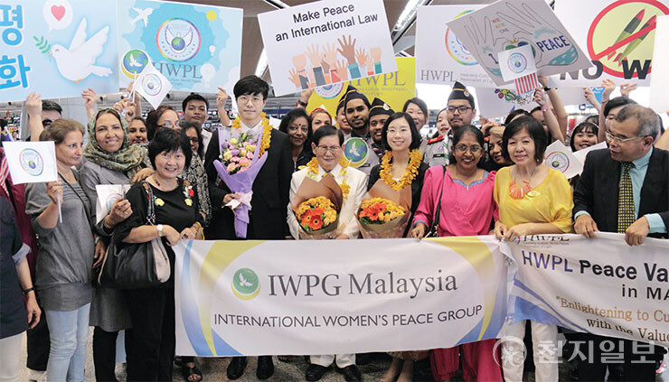 2018년 1월 30일 이만희 HWPL 대표의 방문을 기뻐하는 사람들로 말레이시아 쿠알라룸푸르 국제공항은 축제 분위기가 됐다. 이 대표와 HWPL 평화사절단이 환영인파와 기념촬영하고 있다. (제공: HWPL) ⓒ천지일보 2023.05.07.