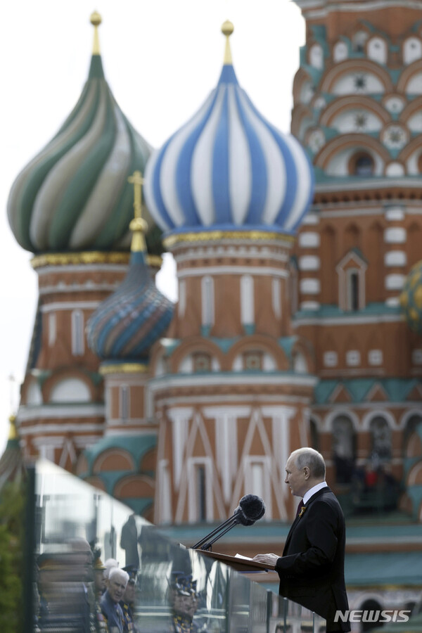 [모스크바=AP/뉴시스] 블라디미르 푸틴 러시아 대통령이 9일(현지시각) 모스크바 붉은광장에서 열린 제78주년 전승절 기념행사에 참석해 연설하고 있다. 2023.05.09.
