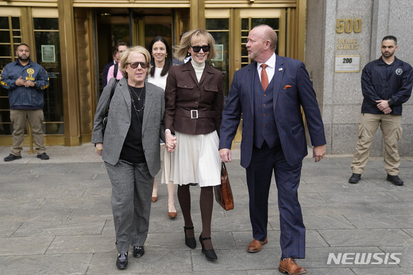 9일(현지시간) 작가 E. 진 캐롤(가운데)이 뉴욕 맨해튼 연방 법원에서 재판을 마치고 걸어나오는 모습. (AP/뉴시스)