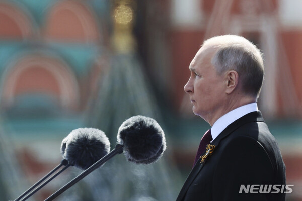 블라디미르 푸틴 러시아 대통령이 9일(현지시간) 수도 모스크바 붉은광장에서 열린 2차 세계대전 전승절 78주년 열병식에서 연설하고 있다. (AP/뉴시스)