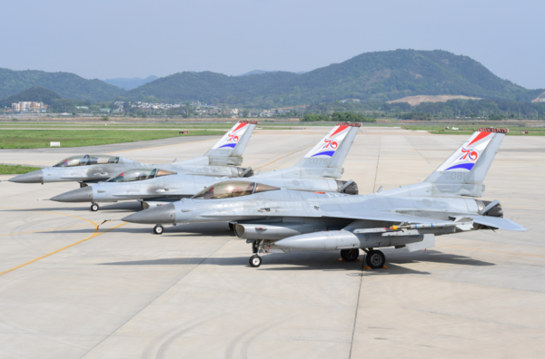 한미 공군이 10일 올해 한미동맹 70주년을 기념하고, 자유의 소중함과 안보의 중요성을 국민과 공감하기 위해 한국 공군 KF-16 4대와 미국 공군 F-16 3대의 수직꼬리날개에 한미동맹 70주년 기념 로고를 부착했다고 밝혔다. 사진은 한국 공군 KF-16 전투기에 기념 로고를 부착한 모습. 2023.5.10 (공군 제공)