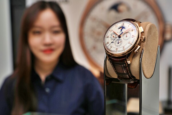 고객이 에비뉴엘 IWC 매장에서 포르투기저 그랑 컴플리케이션을 구경하고 있다. (제공: 롯데백화점) ⓒ천지일보 2023.05.11.