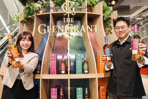 11일 서울시 영등포구 더현대 서울 지하 1층에 위치한 더 글렌그란트 팝업스토어에서 직원들이 위스키 제품을 소개하고 있다. (제공: 현대백화점) ⓒ천지일보 2023.05.11.