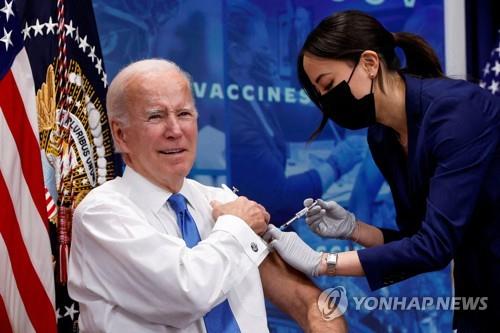 백신 맞는 조 바이든 미국 대통령. (출처: 연합뉴스)