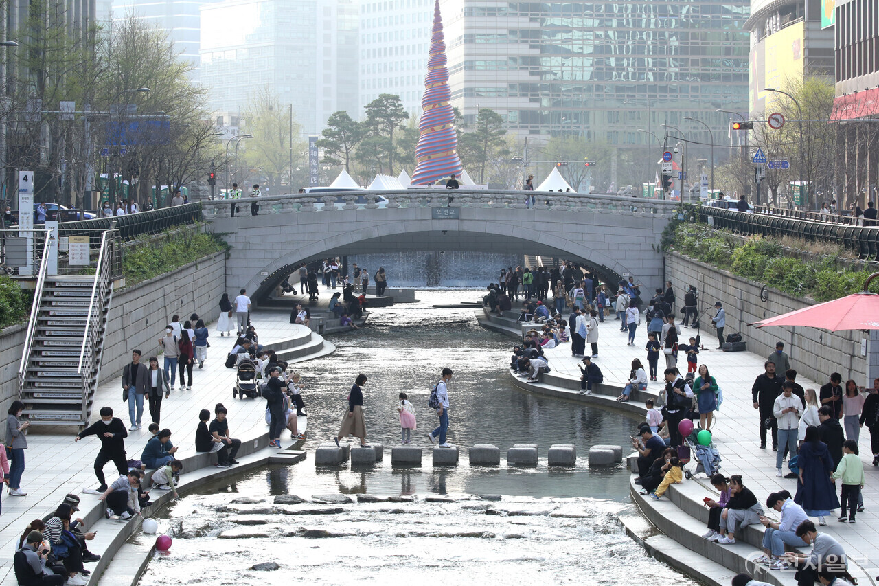 초여름 날씨를 보인 1일 오후 서울 종로구 청계천에서 시민들이 나들이를 즐기며 때 이른 더위를 식히고 있다. ⓒ천지일보 DB