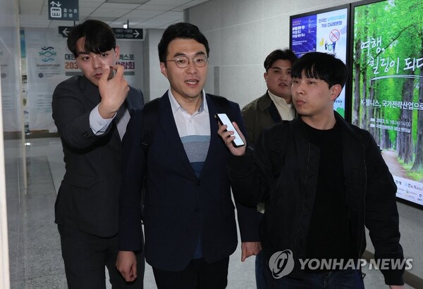 가상자산 보유 논란이 계속되고 있는 더불어민주당 김남국 의원이 9일 오후 국회 의원회관 의원실을 나서며 취재진의 질문을 받고 있다.  (출처: 연합뉴스)