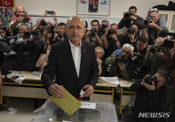 14일(현지시간) 터키 앙카라의 한 투표에서 공화인민당(CHP) 케말 클르츠다로을루 대표(74)가 투표를 하고 있다. (출처: 뉴시스)