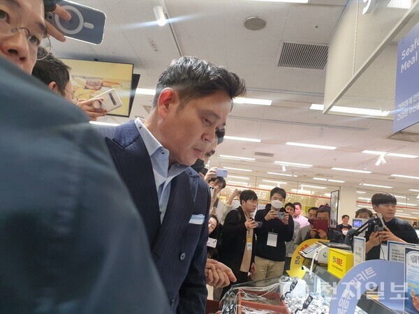 [천지일보=황해연 기자] 정용진 신세계그룹 부회장이 3일 이마트 연수점을 방문해 둘러보고 있다. ⓒ천지일보 2023.05.03.