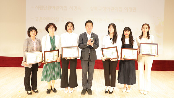  안산시의회 의장 표창을 수상한 수상자들과 송바우나 의장(사진 가운데)의 모습. (제공: 안산시의회) ⓒ천지일보 2023.05.15.