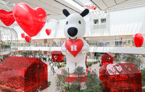 높이 15m 초대형 흰디와 하트 풍선들이 설치된 더현대 서울 5층 사운즈포레스트 전경. (제공: 현대백화점)